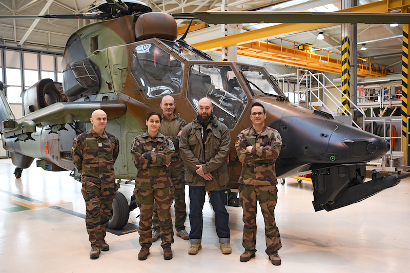 David Manise avec l'équipe de conception des nouveaux kits de survie des pilotes d'hélicoptère, posant devant un Tigre.